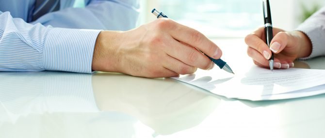 Contrato de gestación subrogada entre los padres y la gestante