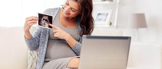 Imagen: Ultrasound control during surrogacy